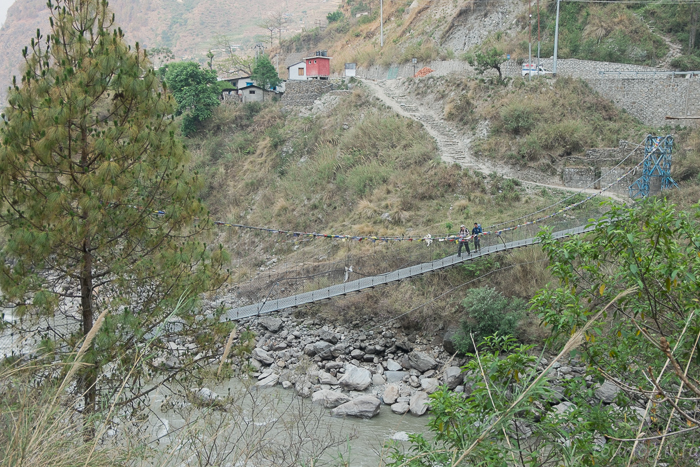 Подвесной мост через реку рядом с Syabru Besi